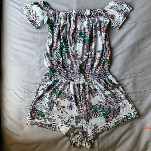 $Romper , size small , selling for $7 - Picture 5 of 9